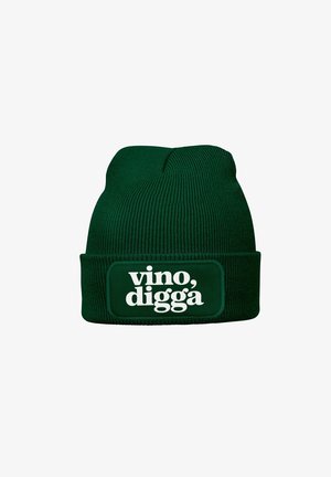 Dunkelgrüne, gerippte Mütze mit umgeschlagenem Bund und einem rechteckigen Aufnäher, der den Text „vino, digga" in fetten weißen Buchstaben zeigt.