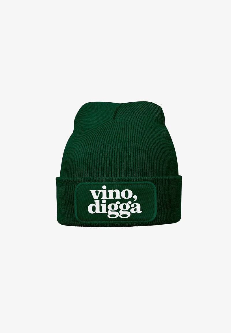 Dunkelgrüne, gerippte Mütze mit umgeschlagenem Bund und einem rechteckigen Aufnäher, der den Text „vino, digga" in fetten weißen Buchstaben zeigt.