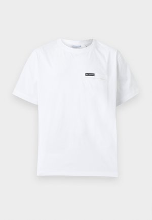 T-shirt bianca a maniche corte con scollo rotondo e una piccola tasca sul petto con toppa logo Columbia nera.