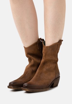 DAYTO - Cowboy/biker ankle boot - cognac