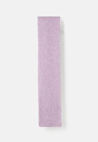 Lys lilla strikket tørklæde med vertikal ribbet tekstur. Stoffet er blødt og elastisk, velegnet til lagdeling eller varme.