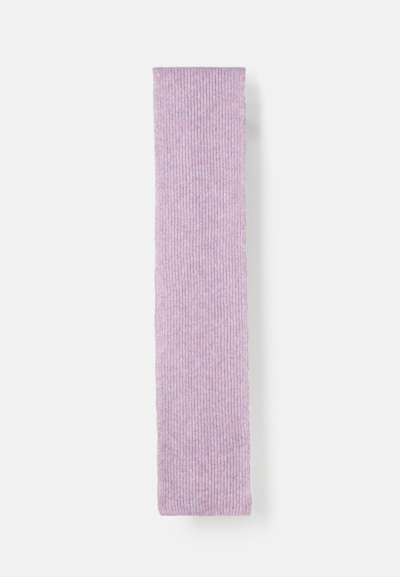 Lys lilla strikket tørklæde med vertikal ribbet tekstur. Stoffet er blødt og elastisk, velegnet til lagdeling eller varme.