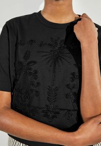 Next Triko s potiskem - black