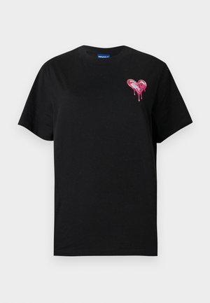 T-shirt en coton noir avec un petit motif de cœur rose dégoulinant sur la partie gauche de la poitrine. Manches courtes et col rond.