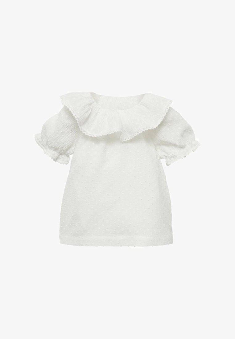 Valkoinen lyhythihainen paita, jossa on röyhelökaulus, valmistettu tekstuurikankaasta, jossa on pieniä pistekuvioita. Pehmeä ja kevytrakenteinen malli.