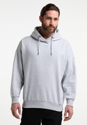 Lys grå hoodie i blødt stof, med snoretræk i hætten, sænkede skuldre og ribbede manchetter. Simpelt logo på brystet.