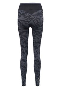 Svarta leggings med ett texturerat zebramönster, med en bred midjeresår och logotyp vid vristen. Tillverkade av ett stretchigt material.