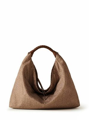 Sac hobo en cuir marron texturé avec une anse tressée et un corps ample et spacieux sur fond blanc.