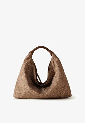Brun tekstureret læder hobo taske med flettet håndtag og afslappet, rummeligt design på hvid baggrund.
