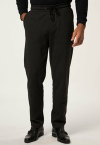 Pantalones de patrón de espiga en gris oscuro con cintura elástica y cordón ajustable. Tela suave, corte tapered y bolsillos laterales.