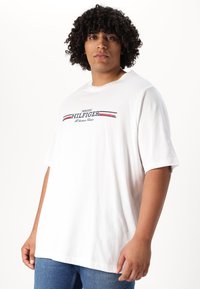 Tommy Hilfiger CHEST STRIPE TEE - T-Shirt print - white
