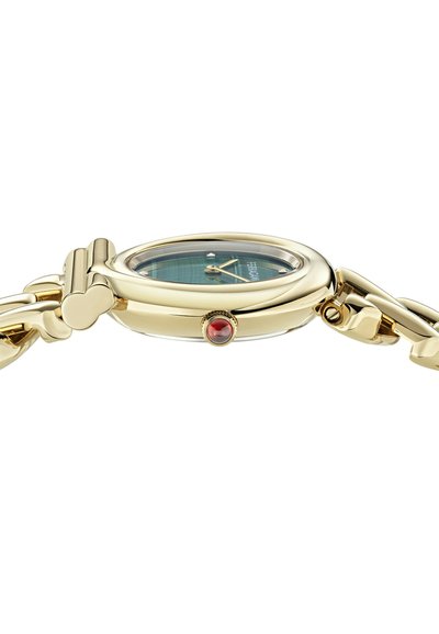 Reloj de pulsera dorado con esfera verde a rayas, caja redonda y detalle de cabujón rojo en la corona. Presenta una correa de estilo pulsera con eslabones.