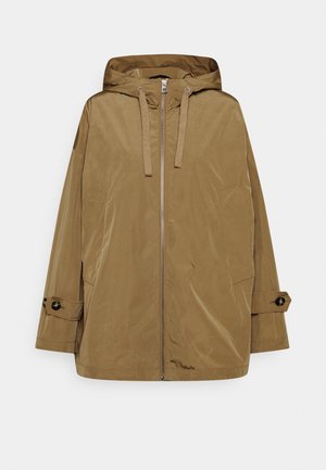 Veste à capuche kaki avec fermeture éclair frontale, capuche à cordon, poches latérales et détails de brides boutonnées sur les manches.
