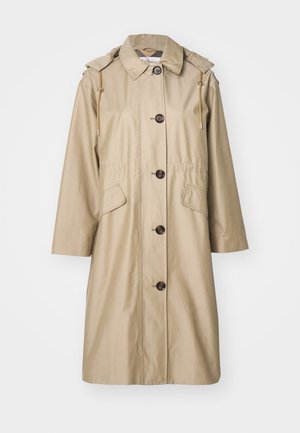 Beige Trenchcoat mit strukturierter Passform, großen Knöpfen an der Front, zwei seitlichen Taschen und einer verstellbaren Kapuze. Glattes Material mit leichtem Schimmer.