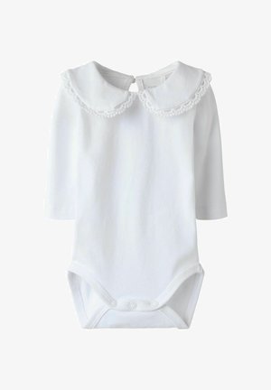 Witte katoenen longsleeve romper met een ronde kraag voorzien van kantafwerking, sluiting aan de achterkant van de nek en drukknoopjes aan de onderkant.