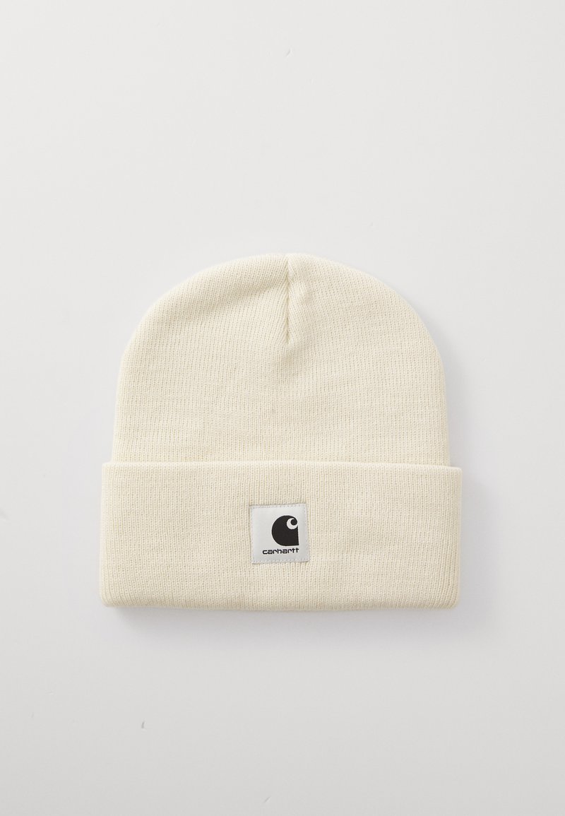 Căciulă tricotată în nuanță off-white, cu tiv pliat, având un mic patch pătrat cu logo-ul Carhartt centrat pe tiv.