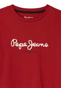 Camiseta de algodón roja con escote redondo. En el frente, tiene un texto en blanco que dice "Pepe Jeans" y "LONDON" en un texto más pequeño en color marino debajo.