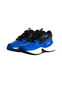 Zapatillas deportivas en azul y negro con una parte superior sintética suave, acentos texturizados, suela blanca y cordones negros. Presenta el logo de Under Armour.