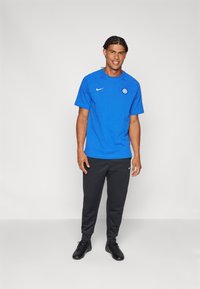 Nike Performance INTER M TRAVEL TOP - Klub merchandise - lyon blue/sanddrift