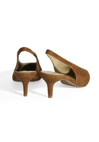 Chaussures à talons hauts en suède marron avec un dos ouvert et une silhouette courbée, dotées d'une finition texturée et d'un design de talon fin.