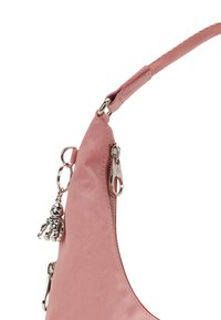 Rosa handväska med en slät yta, böjd design, silverdetaljer, dragkedjedetalj och en dekorativ charm fäst på sidan.