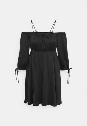 Sort off-shoulder kjole med tynde spaghetti stropper, lange puffede ærmer med bindebånd ved manchetterne og en knælængde, flydende nederdel.