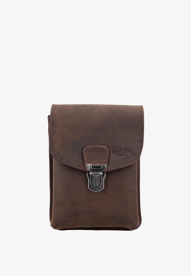 Brązowa skórzana torba z klapką, z metalowym zapięciem i wytłoczonym logo. Gładka tekstura z niewielkimi śladami zużycia, kompaktowy design.