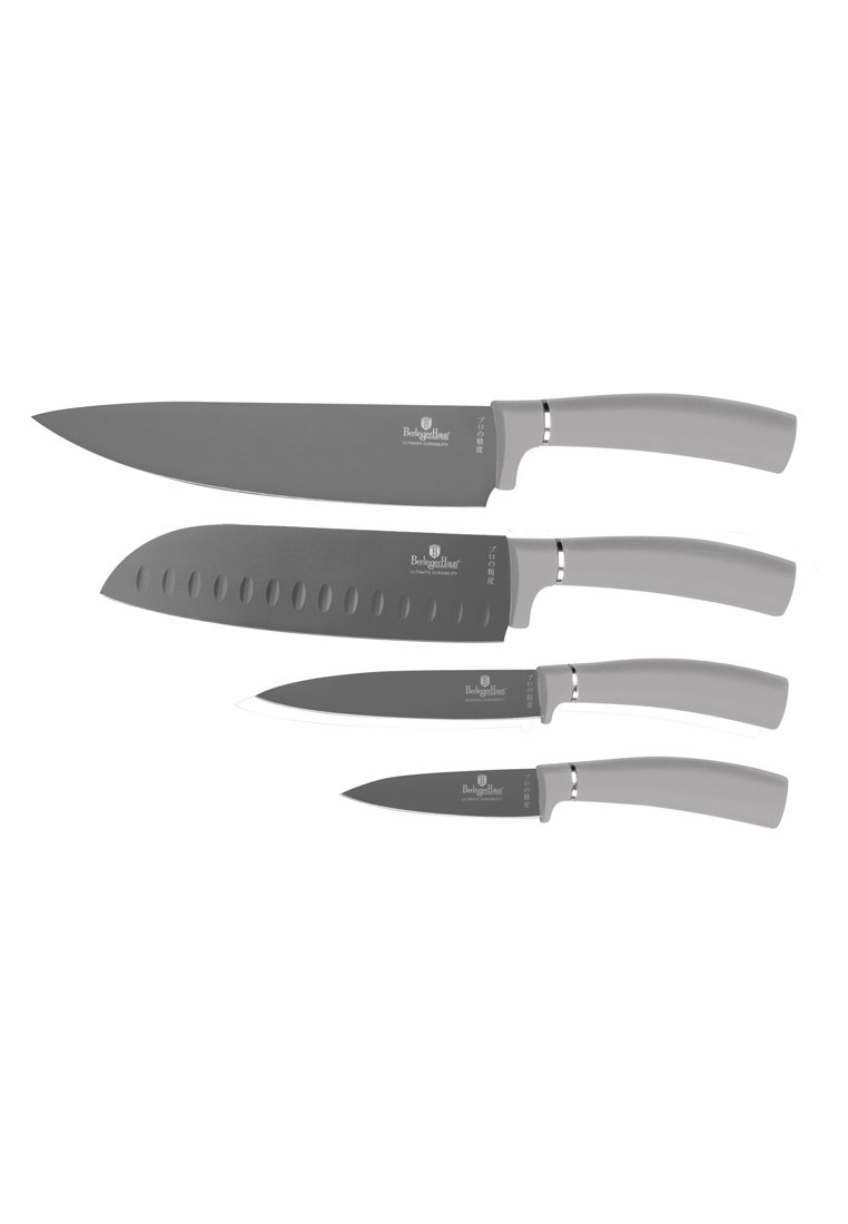 Set van vier keukenmessen met grijze handvatten, roestvrijstalen bladen, variërende lengtes, en één mes met een holle rand voor het snijden.