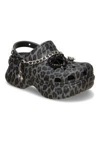 Schwarze und graue Leopardenschuh mit abgerundetem Schnitt, dicker Sohle und dekorativer Kette mit Herzakzent. Hergestellt aus leichtem Material.