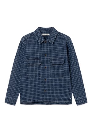 Laivastonsininen pitkähihainen napillinen paita valkoisella ruudukkokuvioinnilla, kahdella etutaskulla, leveällä kauluksella ja puisella Wood-wood-merkillä kauluksen sisäpuolella.