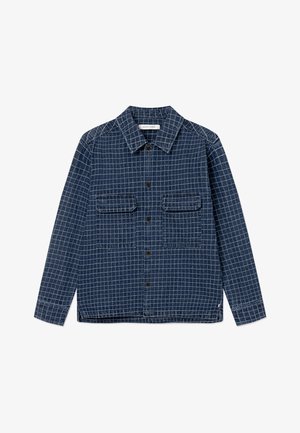 Marineblaue langärmlige Hemdbluse mit weißem Gitternetzmuster, zwei aufgesetzten Vorderklapptaschen, verbreitetem Kragen und Etikett aus Holz im Inneren des Kragens.