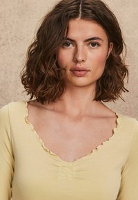 Next Pikkade varrukatega topp - citrine yellow