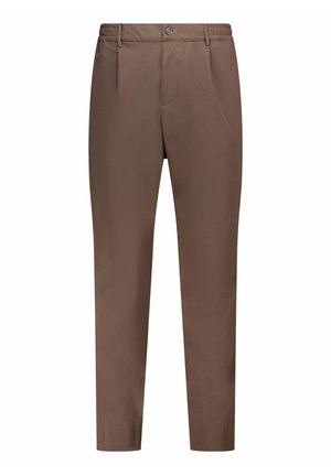 Pantaloni marroni a gamba stretta con pieghe anteriori, tasche laterali, passanti per cintura e chiusura con bottoni su sfondo bianco.