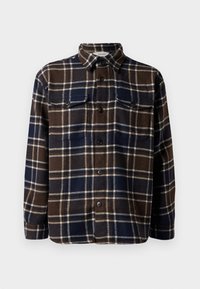 Camicia di flanella a quadri marrone e navy con una chiusura a bottoni frontale, due tasche sul petto e un colletto classico. Tessuto morbido e peso medio.