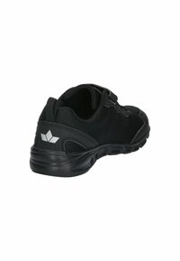 Chaussure de sport noire avec tige en maille, col rembourré et semelle en caoutchouc. Dispose d'une sangle auto-agrippante pour un ajustement sécurisé. Détail de logo réfléchissant.