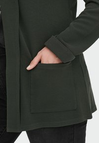 ONLY Carmakoma CARBETTY ciemnozielony