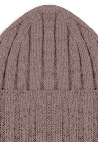 Gebreide muts in licht mauve, met verticale ribbelstructuur en een afgeronde bovenkant. De stof oogt zacht en warm.