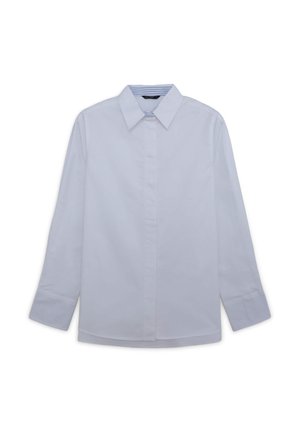 Weißes Langarmshirt mit klassischem Kragen, gerader Schnitt und subtiler Textur, akzentuiert durch ein gestreiftes Detail im Innenkragen.