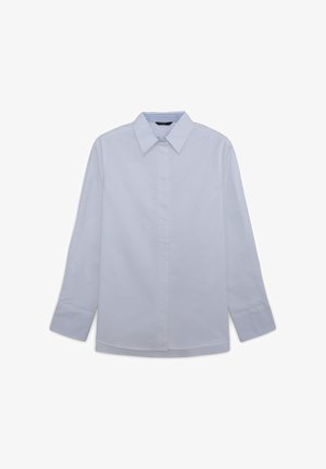 Camicia bianca a maniche lunghe con colletto classico, caratterizzata da una linea dritta e una texture sottile, accentuata da un dettaglio a righe all'interno del colletto.