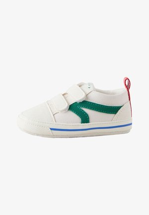 Witte peutersneaker met groene zijstreep, blauwe zoollijn, twee klittenbandsluitingen en een rood hieltreklip op een witte achtergrond.