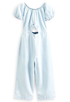 Lysblå denim jumpsuit med puff ærmer, off-the-shoulder halsudskæring, udskæring på ryggen og vid ben design. Glat tekstur, afslappet stil.