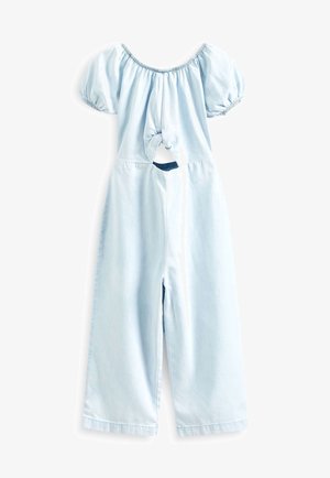 Salopette en denim bleu clair avec manches bouffantes, décolleté bardot, découpe dans le dos et jambes larges. Texture lisse, style décontracté.