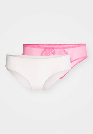 Due pair di biancheria intima femminile: una bianca e una rosa con dettagli in pizzo. Entrambe presentano un tessuto morbido e cinture elastiche.