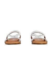Witte leren sandalen met gekruiste banden, platte zool en tan voetbed. Minimalistisch ontwerp geschikt voor casual wear.