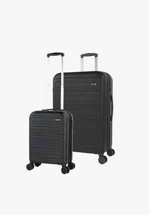 Dos maletas negras de carcasa dura, una pequeña y una grande, con ranuras texturizadas, asas de aluminio retráctiles y cuatro ruedas cada una.