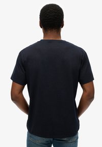 Korte mouw marineblauw katoenen T-shirt met een ronde hals, met een eenvoudig ontwerp. Geen zichtbare logo's of afbeeldingen. Standaard pasvorm, gladde textuur.