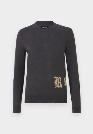 Pilkas ilgas rankovės megztinis iš minkštos medžiagos, su dideliu beige raidė "R" apatiniame kairiajame kampe. Apvalus kaklas ir prigludę rankogaliai.