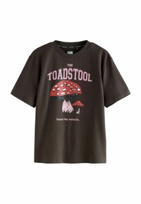 Tumepruun puuvillane T-särk, mille peal on graafika punasest seenest, millel on valged laigud ja tekst "THE TOADSTOOL" peal roosas. Lühikesed varrukad.