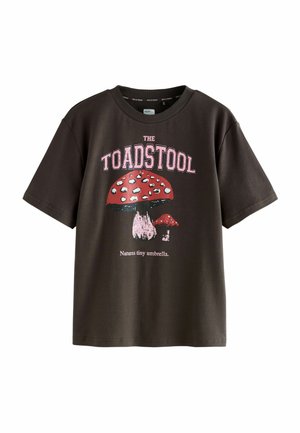 Tricou din bumbac de culoare maro închis, cu un grafic reprezentând o ciupercă roșie cu pete albe și textul "CIUPERCĂ" deasupra, în roz. Mâneci scurte.