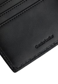 Czarny portfel ze skóry naturalnej o teksturowanej powierzchni, z wieloma kieszeniami na karty i wypukłym napisem "Skóra naturalna" na krawędzi.